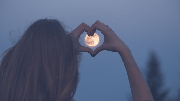 Los 5 signos que serán bendecidos en el amor gracias a la Luna llena en Escorpio