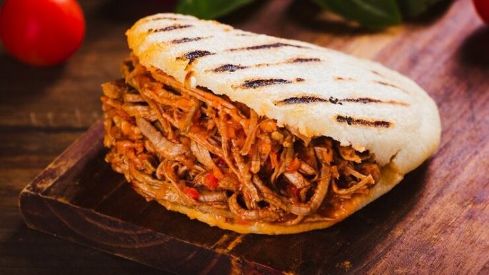 Arepa con carne desmechada, cómo hacerla en tres simples pasos