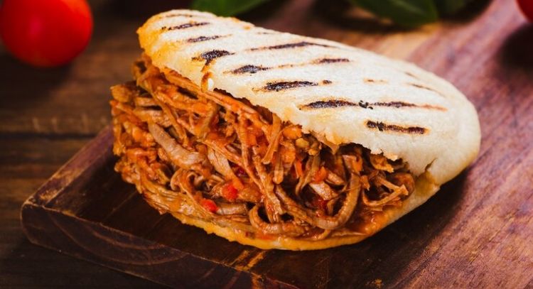 Arepa con carne desmechada, cómo hacerla en tres simples pasos