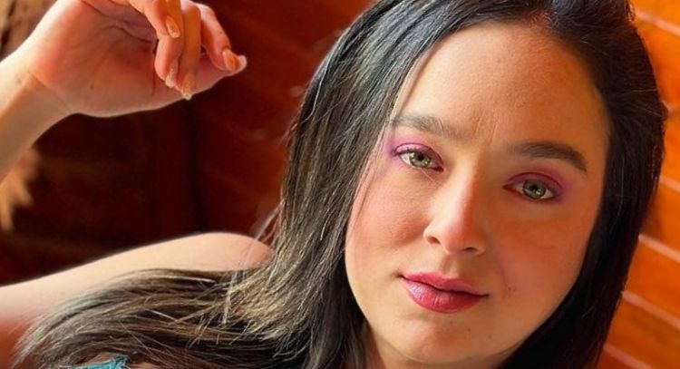 La hermana de Karol G marca tendencia con colorido traje de baño