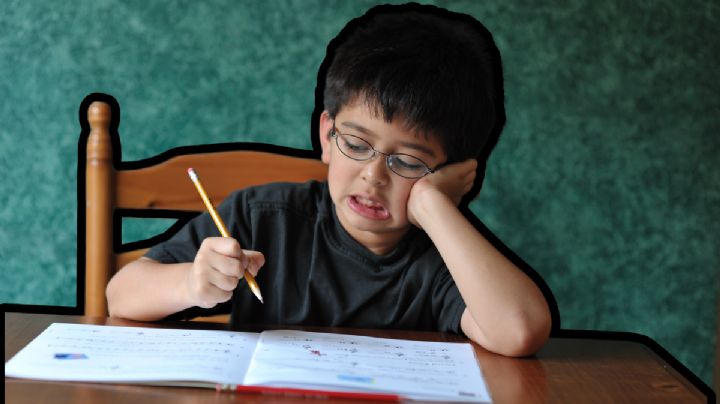 Qué significa que mi hijo saque la lengua cuando escribe, según la psicología