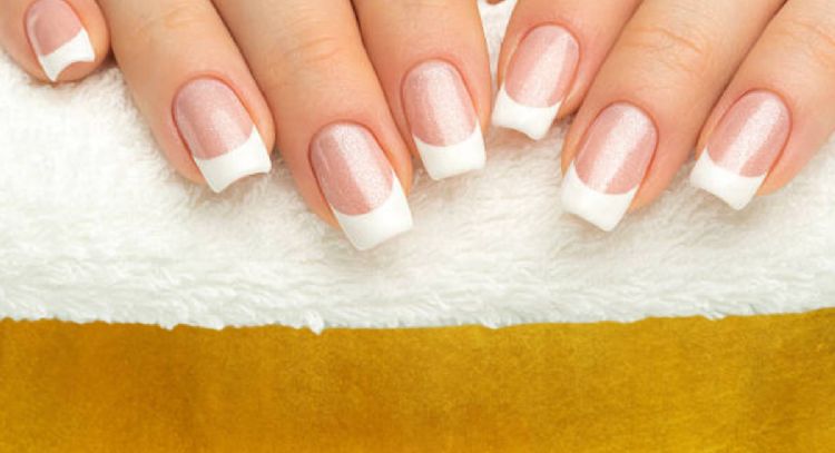 Los 3 diseños de uñas francesas clásicas que arrasan en tendencias mundiales