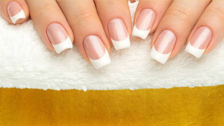 Los 3 diseños de uñas francesas clásicas que arrasan en tendencias mundiales