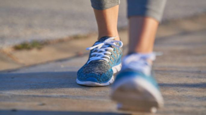 El momento del día que debes salir a caminar para eliminar el estrés y bajar de peso, según la ciencia