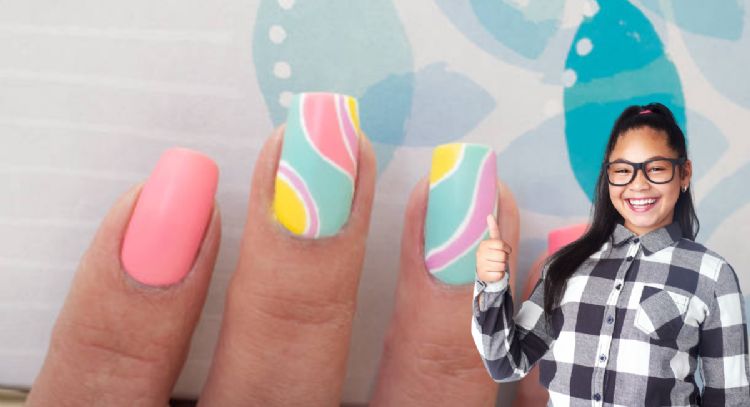 Swirl nails: qué son y cómo hacerlas paso a paso