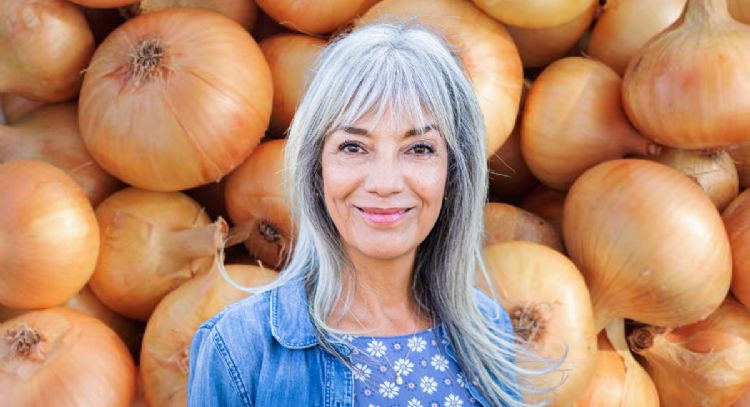 Llegó el fin para las canas: conoce el jugo preparado con un vegetal que las tapa en 15 días
