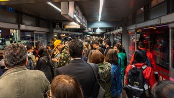 Respira profundo antes de conocer de cuánto es la multa por empujar para entrar o salir de los buses del Transmilenio