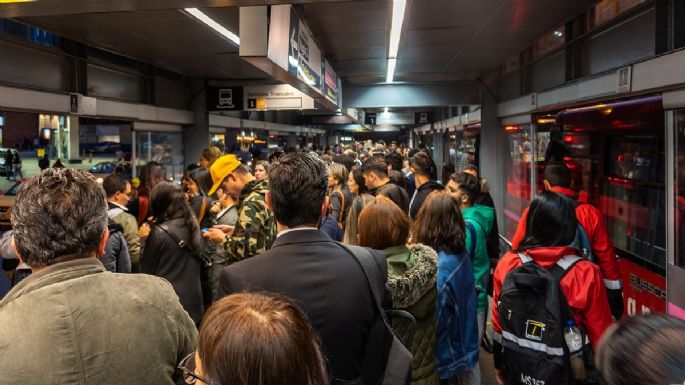 Respira profundo antes de conocer de cuánto es la multa por empujar para entrar o salir de los buses del Transmilenio