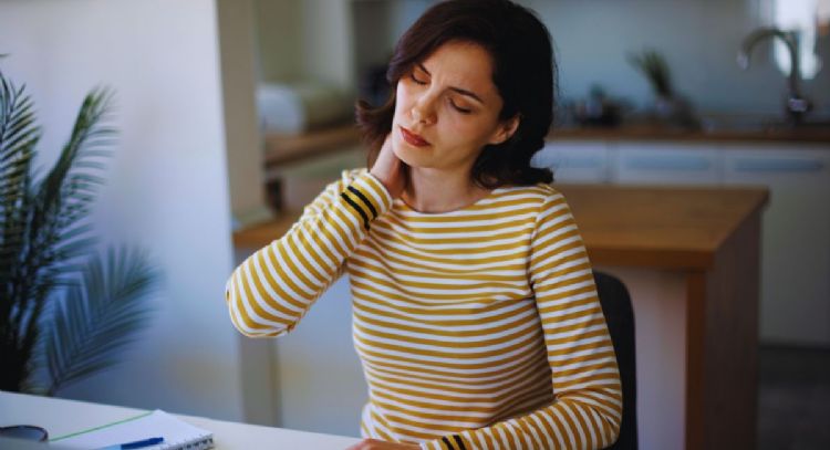 Un experto en comunicación no verbal desveló la razón por la que algunas personas no pueden dejar de masajearse el cuello al hablar