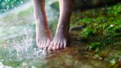 Foto ilustrativa de la nota titulada Conoce el profundo significado de lavarse los pies descalzos bajo la lluvia, según expertos en espiritualidad