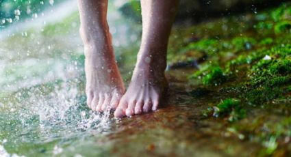 Conoce el profundo significado de lavarse los pies descalzos bajo la lluvia, según expertos en espiritualidad