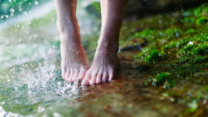 Conoce el profundo significado de lavarse los pies descalzos bajo la lluvia, según expertos en espiritualidad