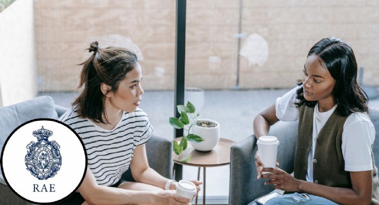 Toma aire antes de saber por qué la expresión “tengo algo importante qué decirle” es incorrecta, según la RAE