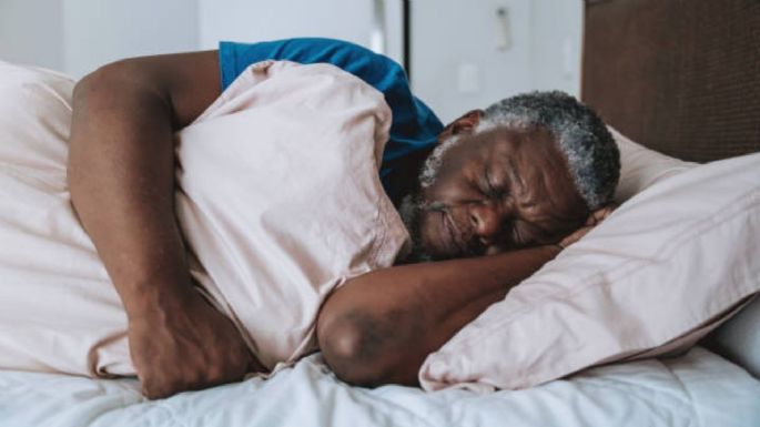 Qué dice de tu personalidad si duermes abrazado a una almohada, según la psicología