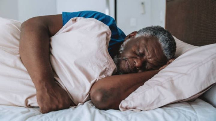 Qué dice de tu personalidad si duermes abrazado a una almohada, según la psicología