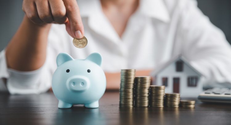 La IA revela cuánta cantidad de dinero es recomendable ahorrar en un año