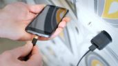 Foto ilustrativa de la nota titulada El grave error que todos cometen al cargar su teléfono y puede generar un incendio