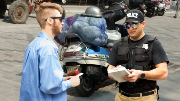 Respira profundo antes de saber de cuánto es la la multa a conductores de moto por exceder el peso de carga