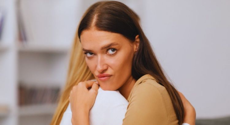 Qué frases usan a diario las personas más hipócritas de todas, según la Inteligencia Artificial