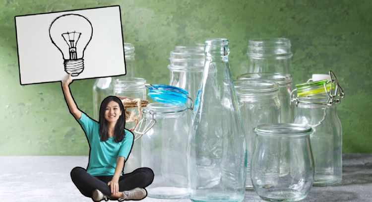 Recicla botellas de vidrio vacías para que tus plantas crezcan fuertes y estallen de flores