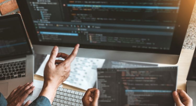 Toma asiento antes de conocer cuánto gana un desarrollador de software en Colombia