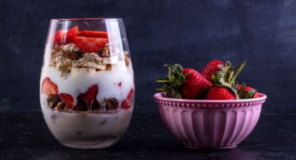 Parfait con yogur y fresas, aprende a prepararlo con solo 3 ingredientes y en 10 minutos