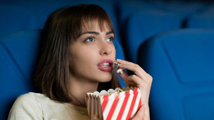 Respira profundo antes de conocer cuánto cuesta la comida en los cines de Colombia