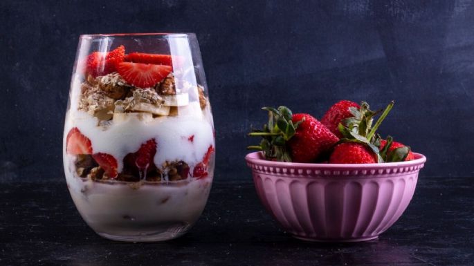 Parfait con yogur y fresas, aprende a prepararlo con solo 3 ingredientes y en 10 minutos