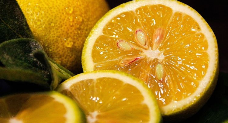 Conoce el profundo significado de dormir con un limón al lado de la cama