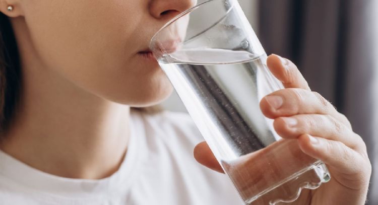 Anota la lista de los cinco beneficios de tomar dos litros de agua por día