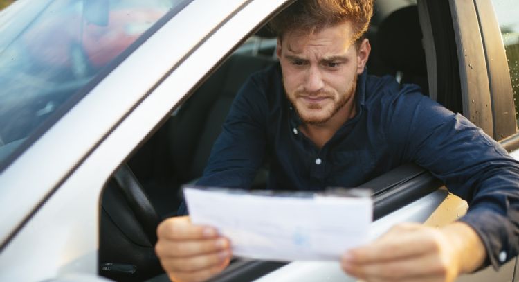 Toma asiento antes de conocer de cuánto es la multa por conducir con la licencia vencida en Colombia