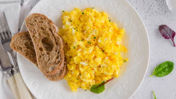 Huevos revueltos, aprende el truco para que queden cremosos con solo 4 ingredientes