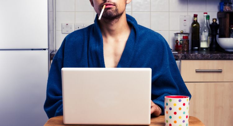 ¿Trabajas sentado? Estos son los ejercicios que deberías hacer para evitar el sedentarismo