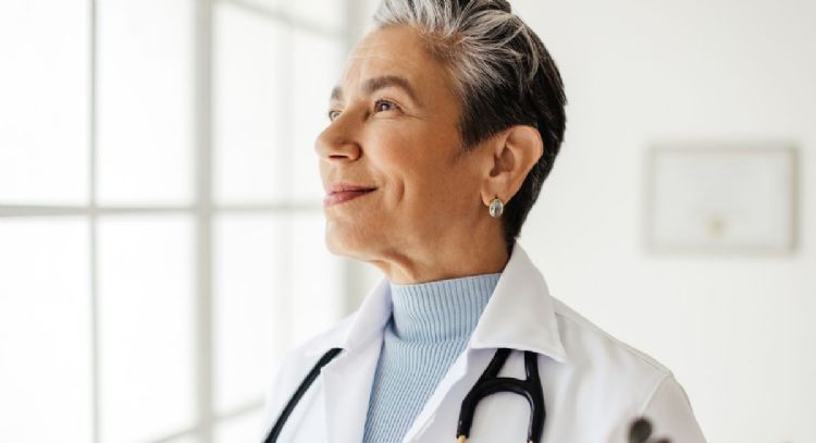 Toma asiento antes de conocer cuánto gana un médico en Colombia