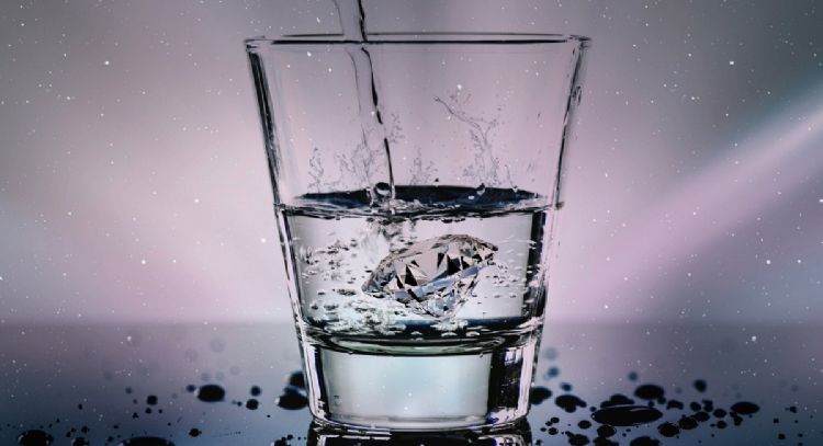 Cuántos vasos de agua debes beber al día, según expertos