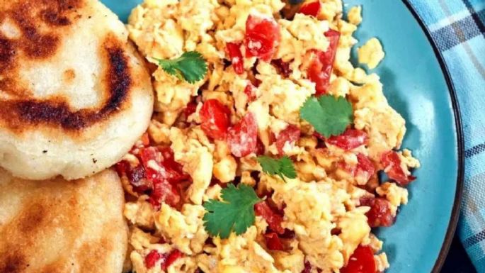 Huevos pericos, descubre cómo desayunar de lujo con 5 ingredientes