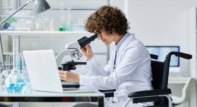 Toma asiento antes de conocer cuánto gana un bacteriólogo en Colombia