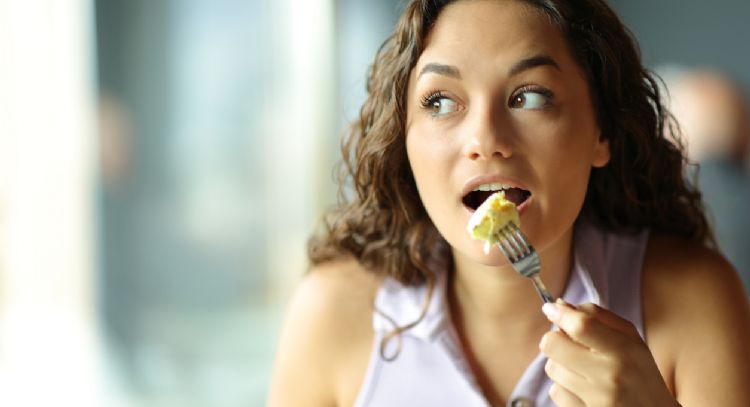 La forma correcta de comer huevo para aprovechar sus proteínas, según expertos en nutrición