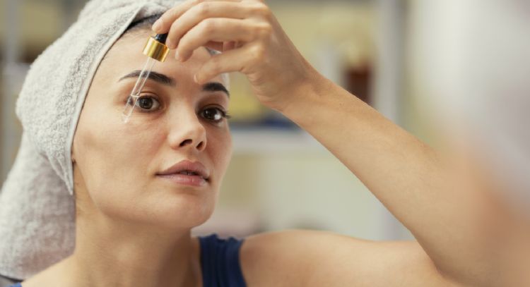 Prueba estos aceites esenciales para prevenir arrugas en el rostro y lucir 15 años menor