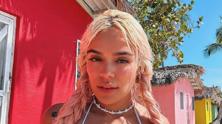 Karol G presumió su silueta a la orilla de la playa con un ajustado traje de baño