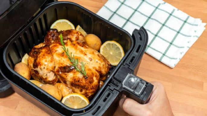 Aprende a hacer pollo asado en la 'air fryer' en solo 3 pasos