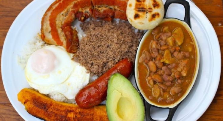 Toma asiento antes de conocer cuánto cuesta una bandeja paisa en Miami