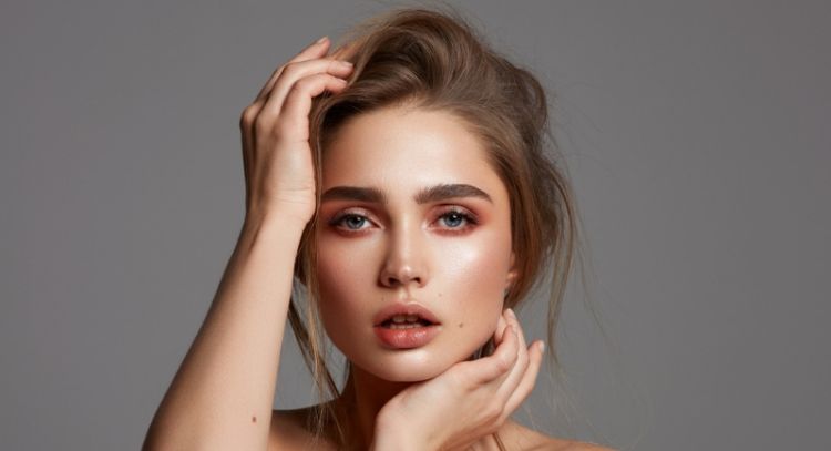 Toma asiento antes de conocer el truco que hará crecer tus cejas de manera perfecta