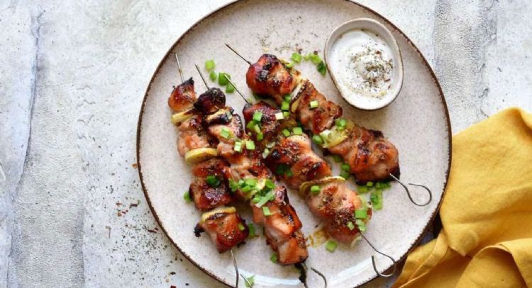 Pinchos de chicharrón, cómo preparar esta deliciosa cena con solo 3 ingredientes