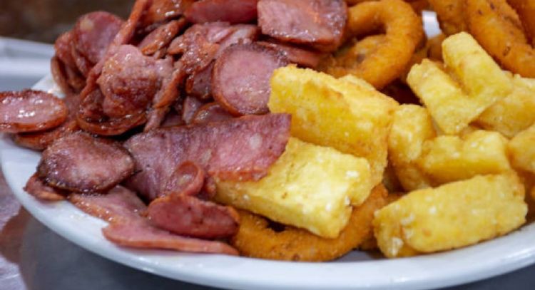 Salchiyuca, cómo prepararla en casa con solo 5 ingredientes