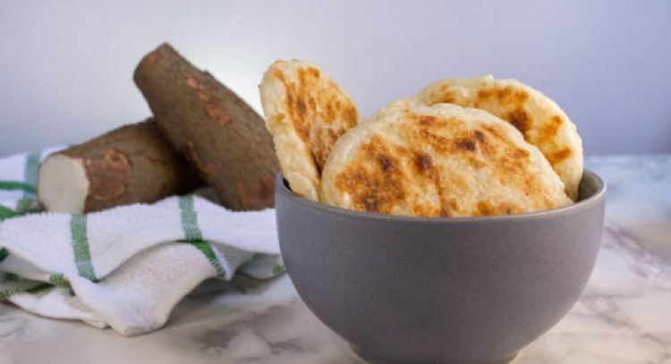 Arepitas de yuca con queso, aprende a hacer esta deliciosa receta con solo 5 ingredientes