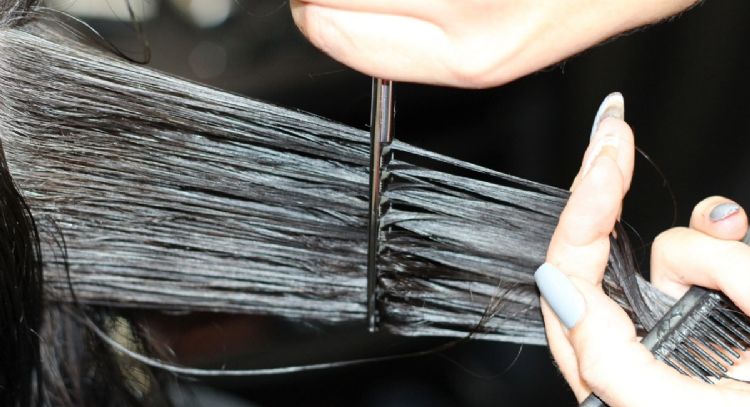 ¿Qué debes colocarte en el cabello para desenredarlo en tiempo récord?