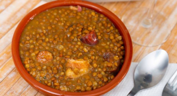 Lentejas con chicharrón, aprende a hacer esta deliciosa receta ideal para terminar la semana