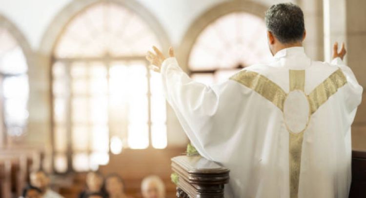 Toma asiento antes de conocer cuánto gana un sacerdote en Colombia