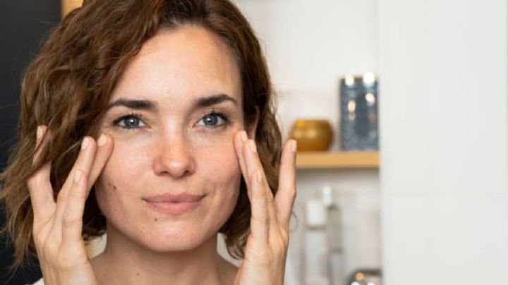 Coloca un par de gotas de este ingrediente de cocina en tu rostro y quítate años de encima después de los 50